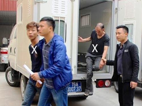 2 đối tượng Hiệp, Huy (dấu x m&agrave;u trắng) bị dẫn giả