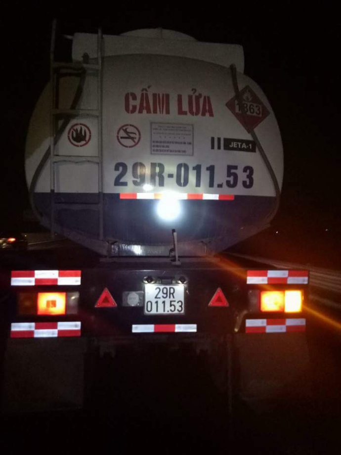 chiếc xe bồn lao v&agrave;o xe b&aacute;n tải