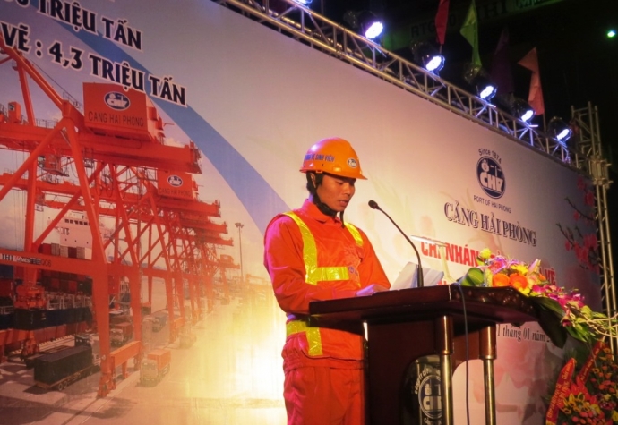 C&ocirc;ng nh&acirc;n cảng Ch&ugrave;a Vẽ ph&aacute;t biểu thể hiện quyết t&acirc;