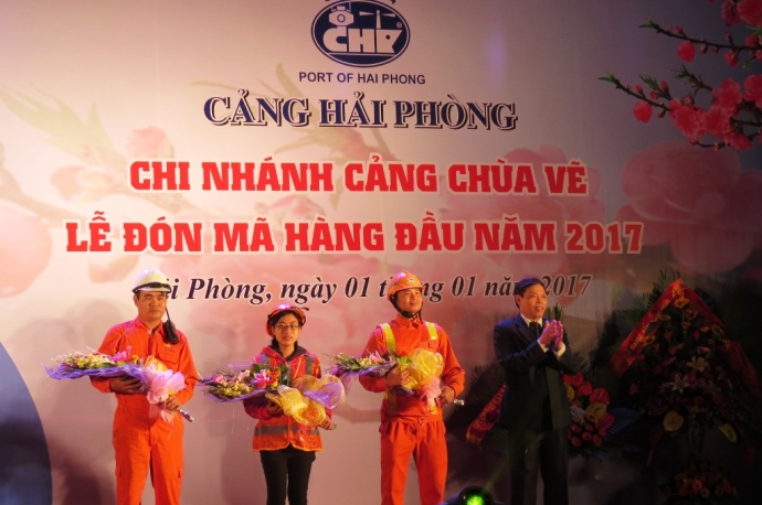 L&atilde;nh đạo cảng Hải Ph&ograve;ng tặng hoa ch&uacute;c mừng c&aacute;c đơn