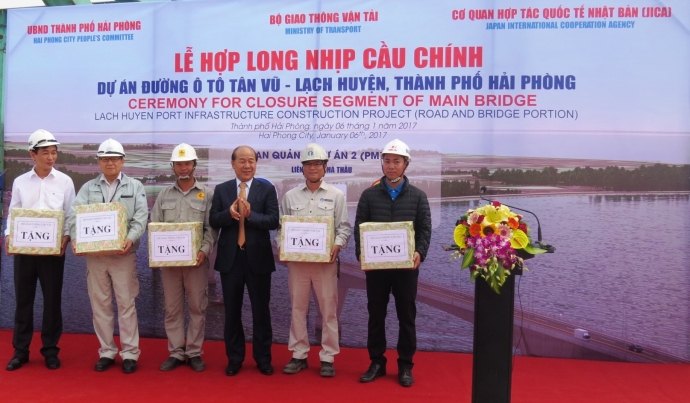 Thứ trưởng Nguyễn Văn C&ocirc;ng tặng qu&agrave; c&aacute;c đơn vị thi