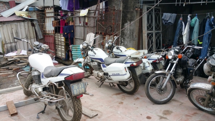 Xe chuy&ecirc;n dụng chờ sửa ở xưởng