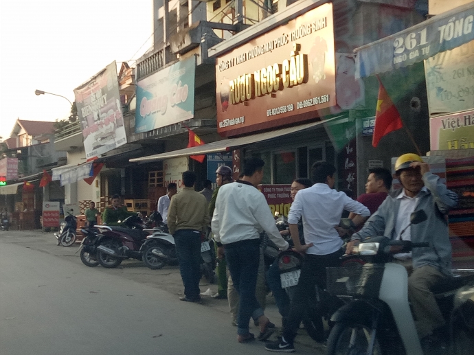 Chủ cửa hàng rượu tá hỏa khi thấy có hàng chục ngư