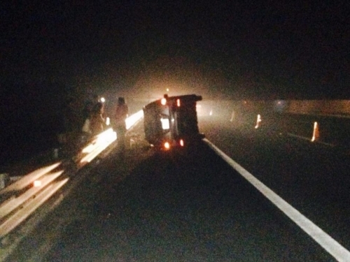 xe-o-to-bi-lat-tren-duong-cao-toc-1487382762