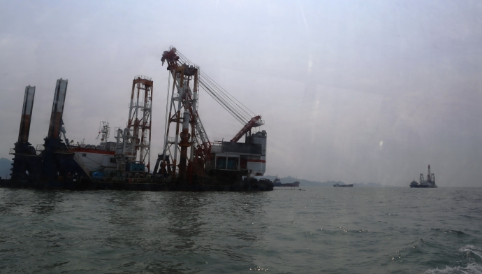 Đội t&agrave;u h&ugrave;ng hậu đang l&agrave;m việc tại c&ocirc;ng trường nạo