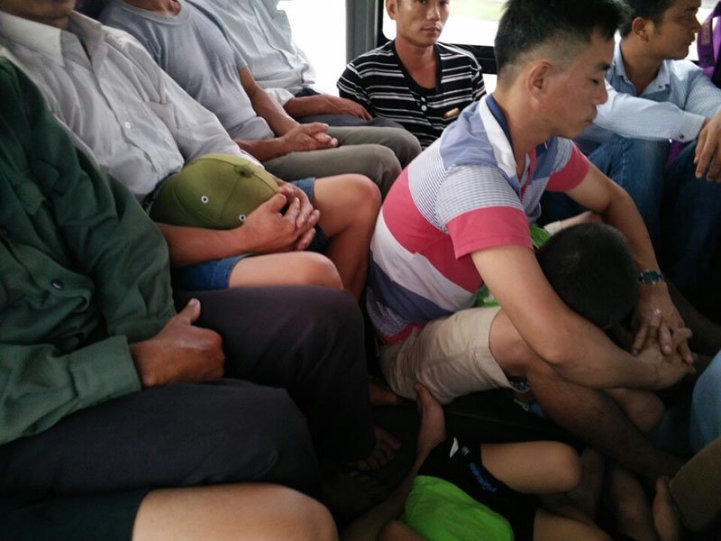 H&agrave;nh kh&aacute;ch bị nhồi nh&eacute;t, vạ vật tr&ecirc;n xe