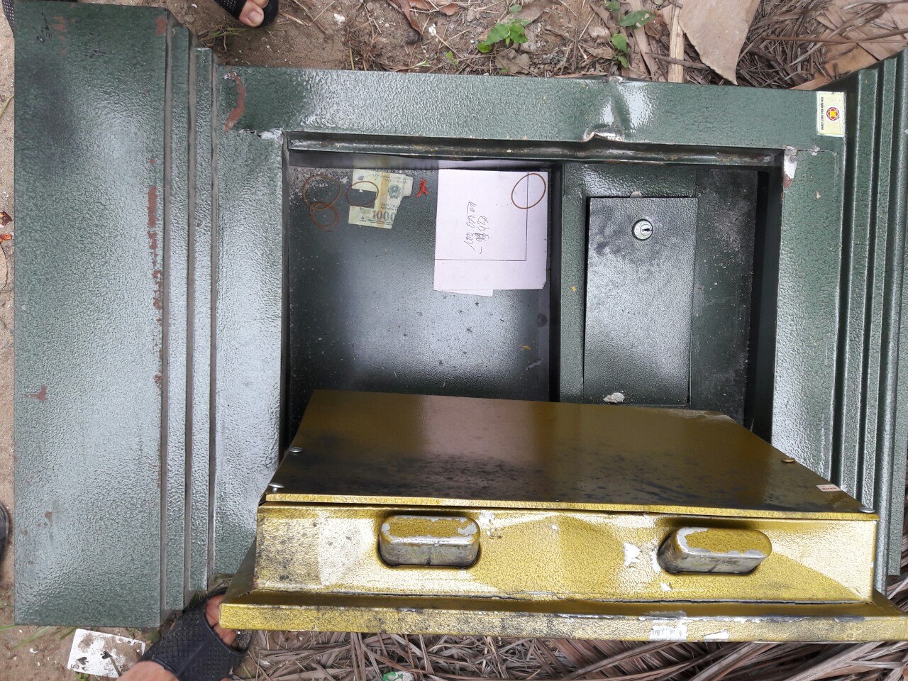 k&eacute;t sắt bị đập ph&aacute;