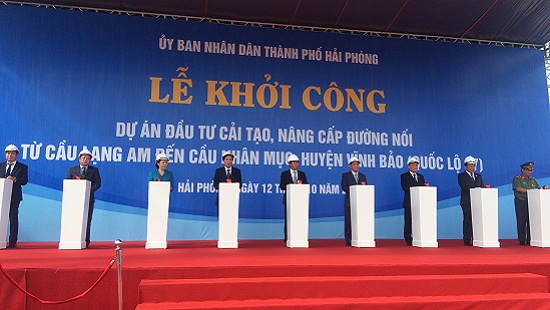 C&aacute;c đại biểu nhấn n&uacute;t khởi c&ocirc;ng dự &aacute;n