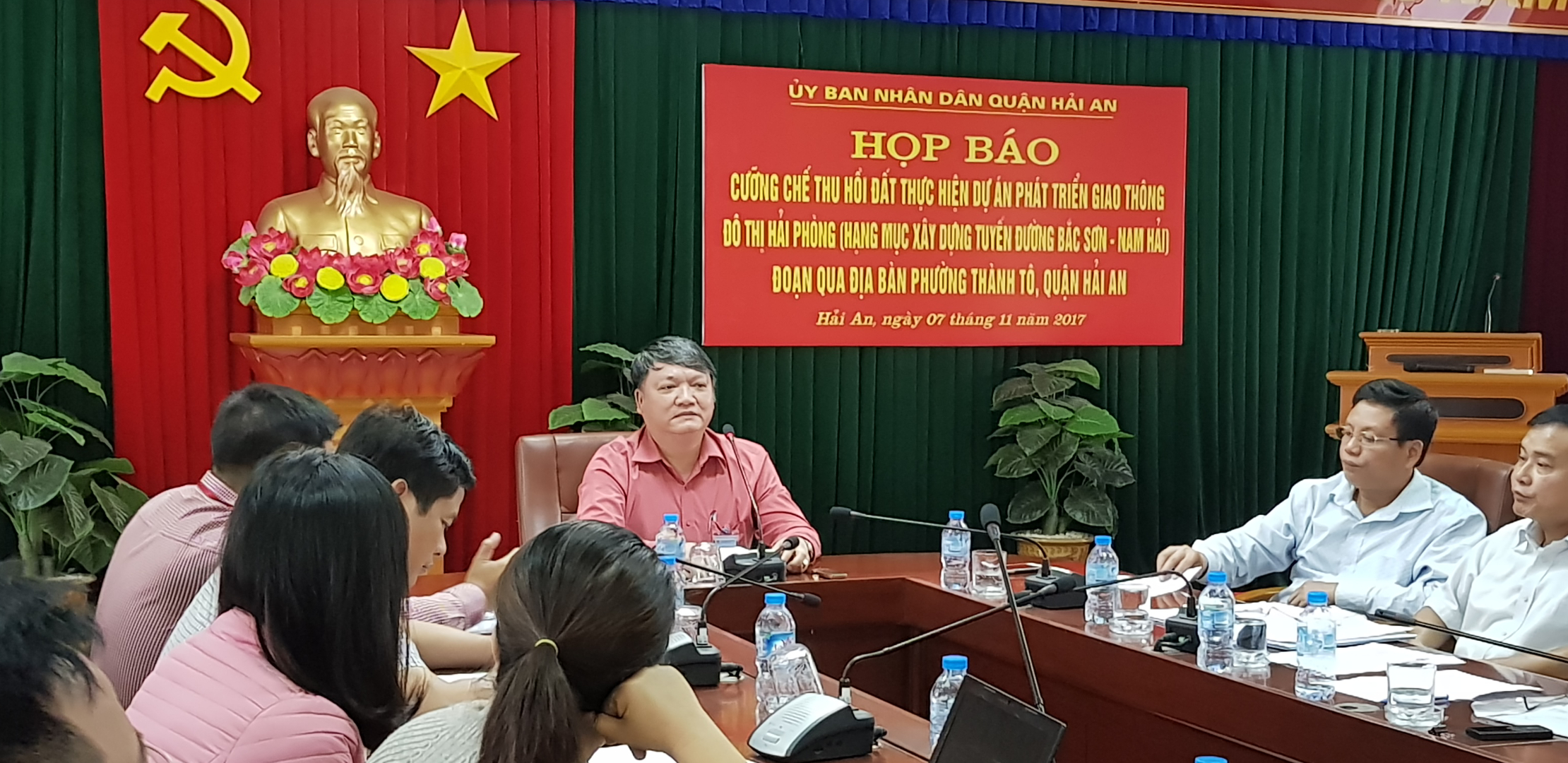 &Ocirc;ng Nguy&ecirc;̃n C&ocirc;ng H&acirc;n, phó Chủ tịch UBND qu&acirc;̣n H