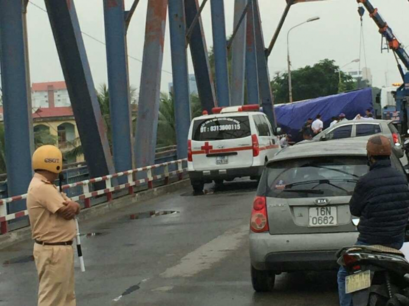 hai-phong-lat-xe-tai-tren-cau-rao-hai-me-con-thuon