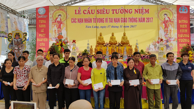 Đại diện diễn đ&agrave;n Otofun Hải Ph&ograve;ng tặng qu&agrave; gia đ&igrave;