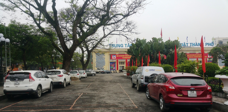 Khu&ocirc;n vi&ecirc;n Trung t&acirc;m triển l&atilde;m