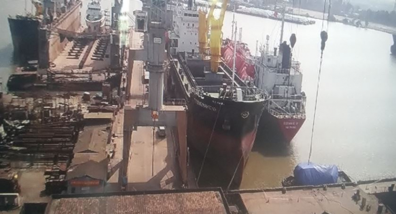 tau-lai-dat-cong-ty-dong-tau-pha-rung-phat-no (1)