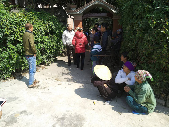 người d&acirc;n địa phương nghe ng&oacute;ng th&ocirc;ng tin vụ bắt b