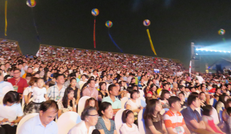 C&aacute;c chỗ ngồi của kh&aacute;n đ&agrave;i chật k&iacute;n người