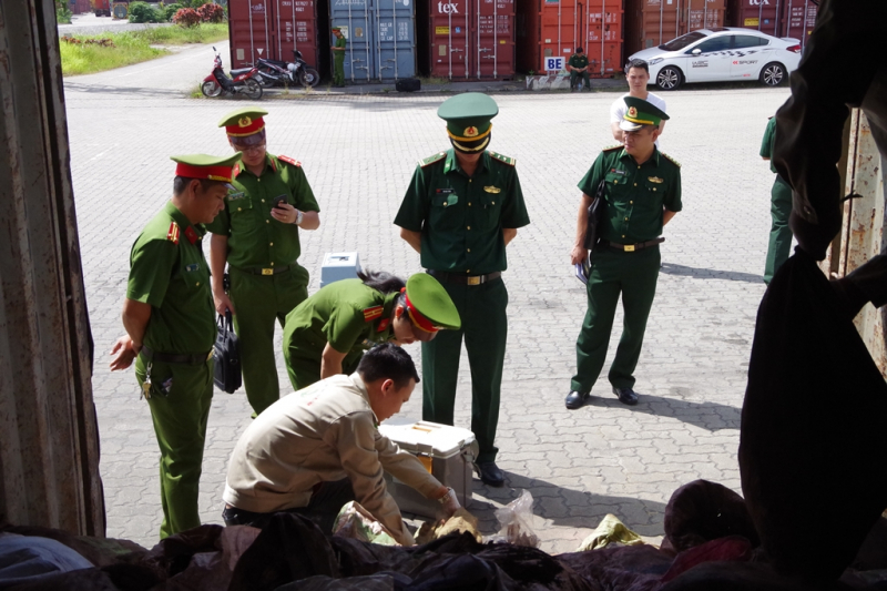 Kiểm tra l&ocirc; h&agrave;ng chất thải nguy hại