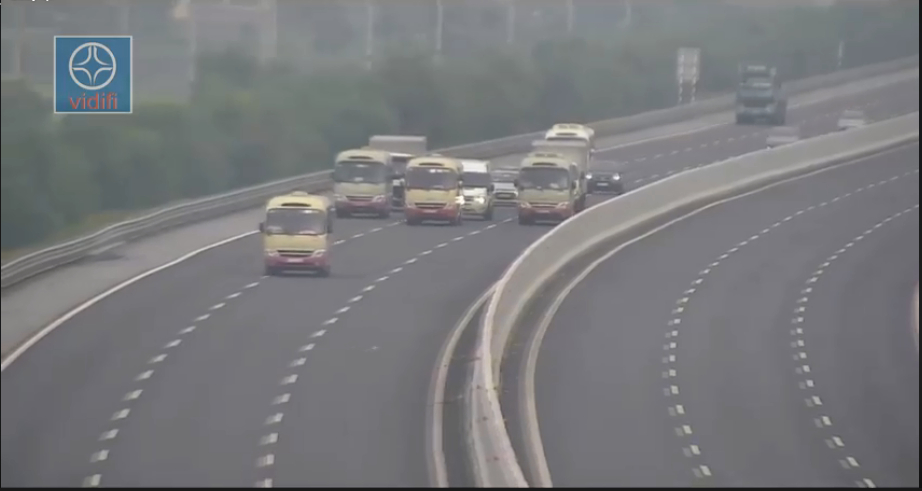 cảnh &ocirc; t&ocirc; kh&aacute;ch d&agrave;n h&agrave;ng ngang diễu h&agrave;nh tại cao t