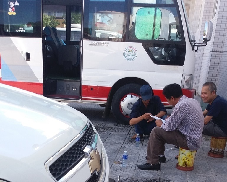 091840-can-canh-xe-hop-dong-dua-nhau-bat-khach-tro