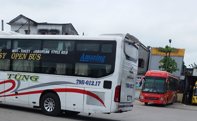 xe-tuyen-co-dinh-dua-nhau-vao-pho-van-phong-xe-ope