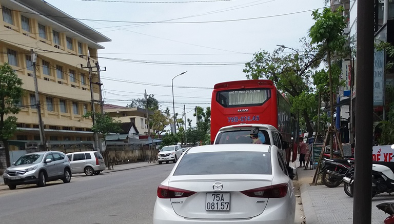 xe-tuyen-co-dinh-dua-nhau-vao-pho-van-phong-xe-ope