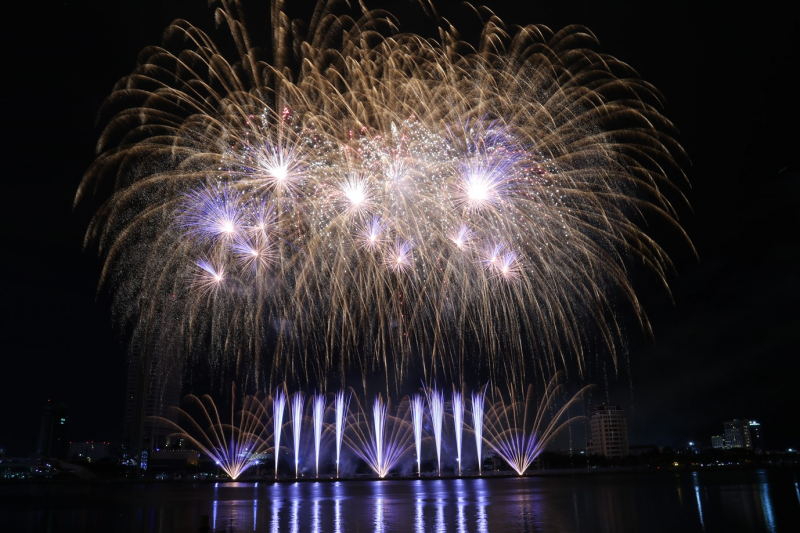 Trinh dien phao hoa tai Le hoi phao hoa quoc te Da