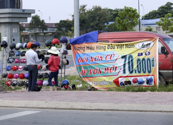 Mũ bảo hiểm b&aacute;n ngo&agrave;i lề đường Phạm Văn Đồng, quận