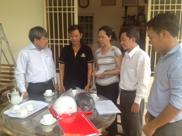 &Ocirc;ng Nguyễn Ngọc Tường, Ph&oacute; Ban ATGT TP HCM thăm hỏ