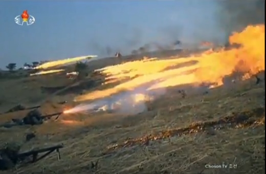 Binh sỹ Triều Tiên dùng súng phun lửa trong tập tr