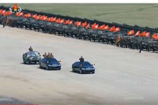 Chủ tịch Triều Tiên Kim Jong Un thi sát tập trận