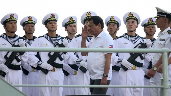 Tổng thống Philippines Rodrigo Duterte tr&ecirc;n t&agrave;u ch