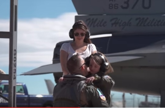 Phi c&ocirc;ng l&aacute;i chiến cơ F-16 của Mỹ chia tay gia đ&igrave;n