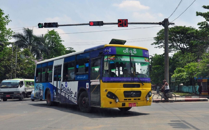 Xe bus ở thủ đ&ocirc; Yangon Myanmar