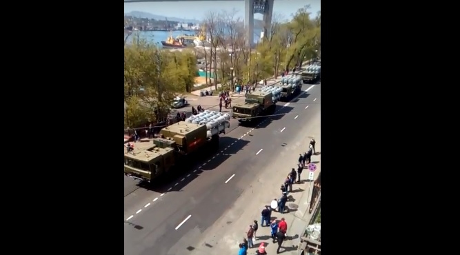 Qu&acirc;n đội Nga ph&ocirc; diễn c&aacute;c loại vũ kh&iacute; ở Vladivosto