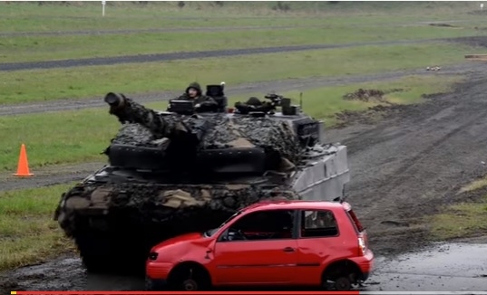 Xe tăng Đức nghiền n&aacute;t một chiếc xe hơi khi thi t&agrave;