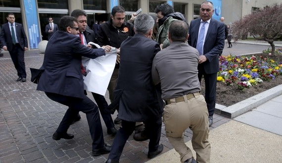 C&aacute;c vệ sỹ của &ocirc;ng Erdogan đ&aacute;nh một số người biểu t