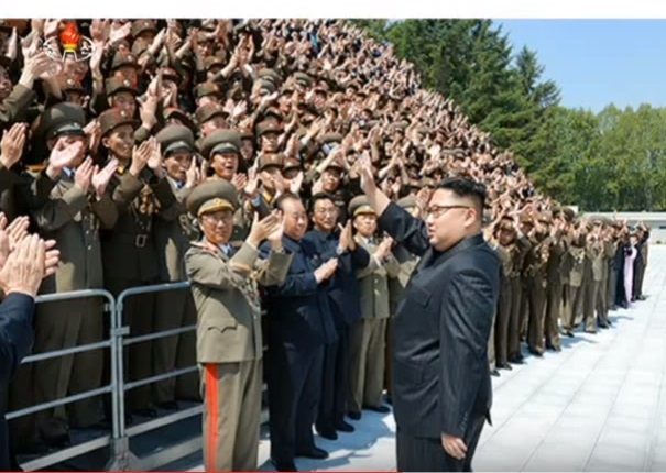 &Ocirc;ng Kim Jong Un chụp ảnh chung với c&aacute;c kỹ sư chế t