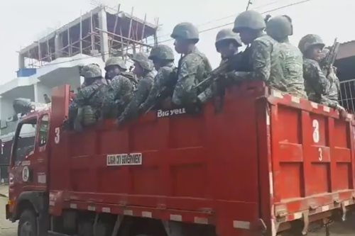 Xe tai chở qu&acirc;n đội Philippines