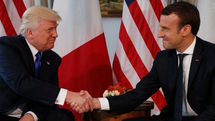 Tổng thống Ph&aacute;p bắt tay &ocirc;ng Trump