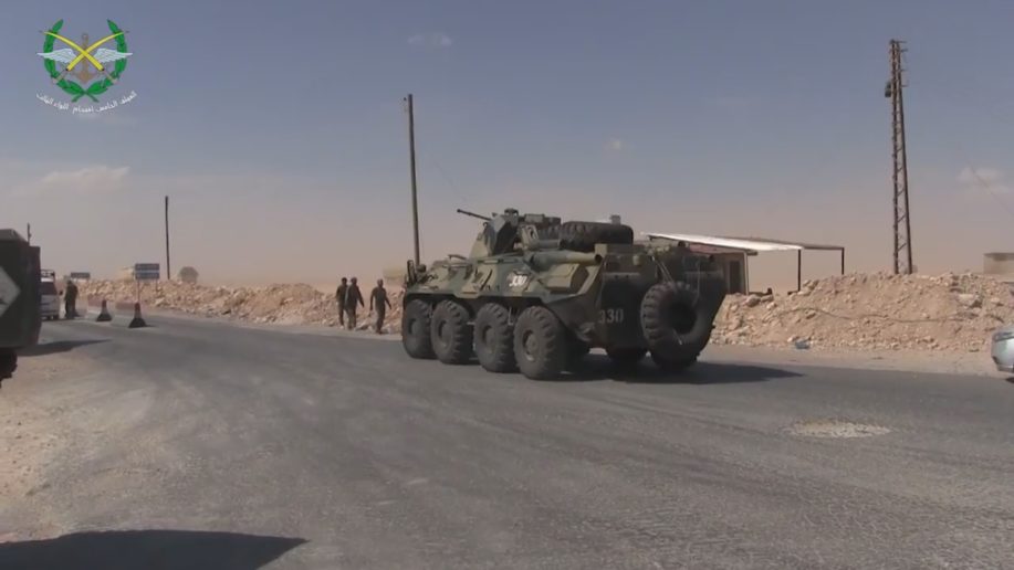 Xe bọc th&eacute;p chở qu&acirc;n của qu&acirc;n đội Nga chạy tr&ecirc;n tỉ