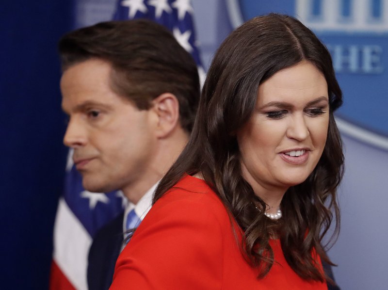 B&agrave; Sarah Huckabee Sanders.
