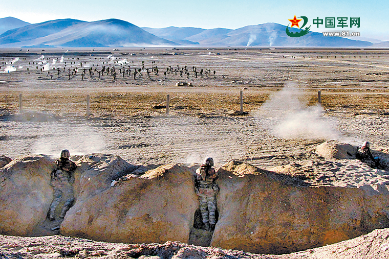 Qu&acirc;n đội Trung Quốc vừa tiến h&agrave;nh c&aacute;c cuộc tập trậ