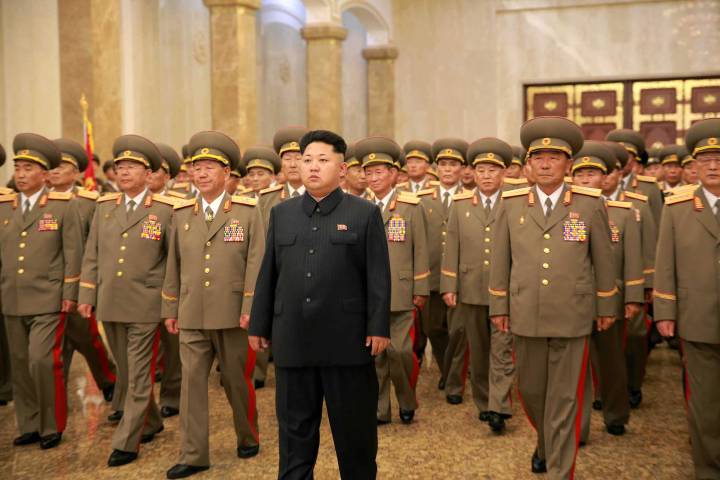 Nh&agrave; l&atilde;nh đạo Kim Jong Un v&agrave; c&aacute;c quan chức qu&acirc;n đội