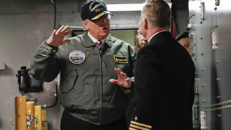 Tổng thống Mỹ Donald Trump v&agrave; Hải qu&acirc;n Mỹ