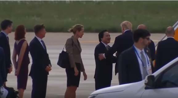 Bộ trưởng Gi&aacute;o Dục Đ&agrave;o Tạo Ph&ugrave;ng Xu&acirc;n Nhạ tiễn &ocirc;ng
