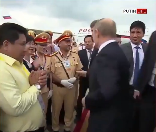 Tổng thống Putin nhiệt t&igrave;nh bắt tay cả cảnh s&aacute;t gi