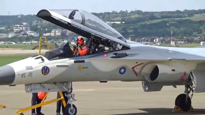 M&aacute;y bay F-CK-1