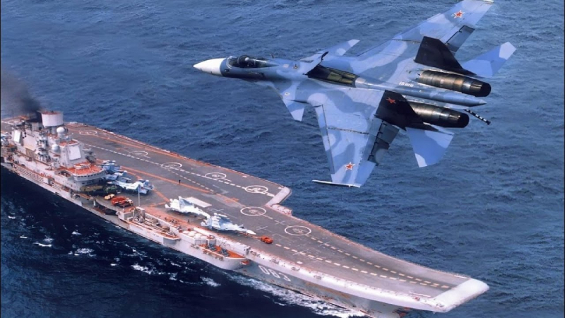 M&aacute;y bay chiến đấu Su-33 tr&ecirc;n t&agrave;u s&acirc;n bay Nga