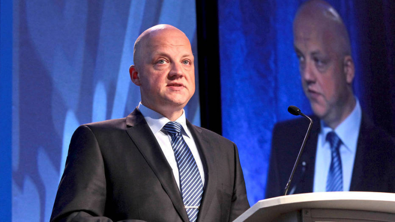 &Ocirc;ng  Oliver Schmidt