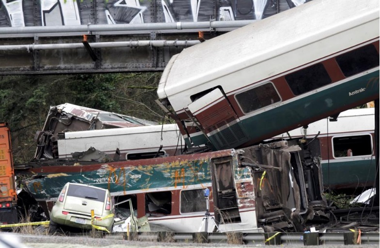 Vụ t&agrave;u trật đường ray