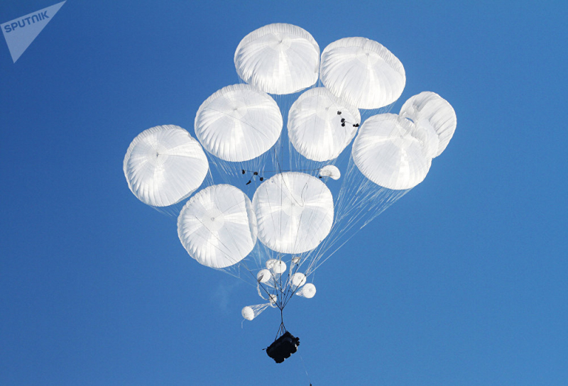 D&ugrave; tải xe bọc th&eacute;p c&oacute; k&iacute;p l&aacute;i được thả từ m&aacute;y bay